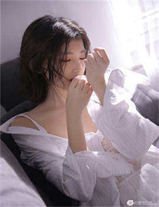 《初中女生胸好软-五月魔女》